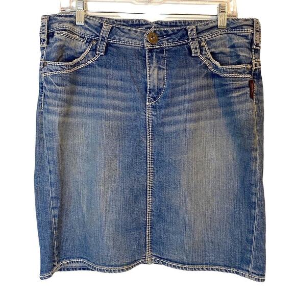 Silver Jeans Dresses & Skirts - Silver Jeans Monroe Large Denim Skirt Blue Light Wash 5 Pocket Split Back Hem